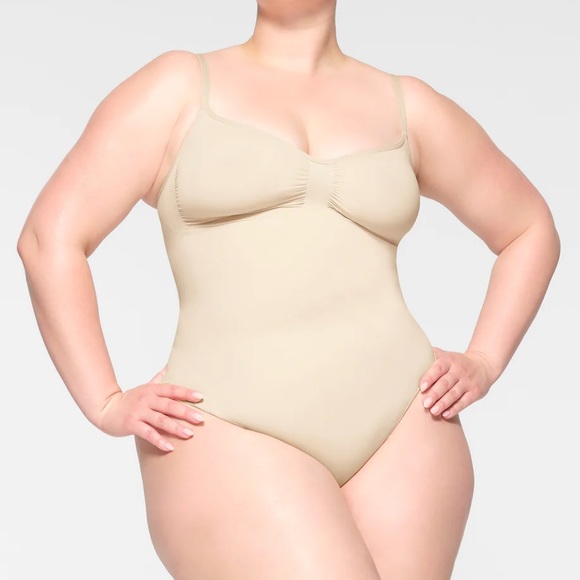 SKIMS / SEAMLESS SCULPT THONG BODYSUIT, Sand cream  color. - Picture 3 of 6